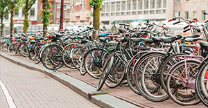 Im Meer der Biker und Motorroller